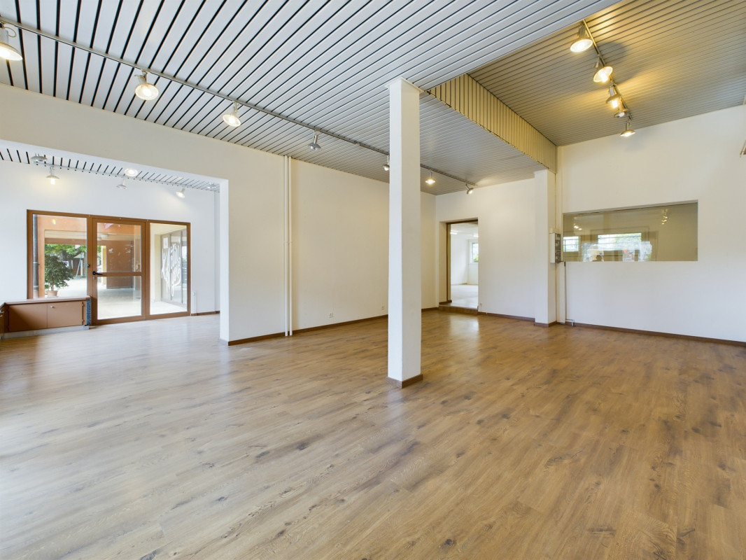 Arcade commerciale avec vitrines