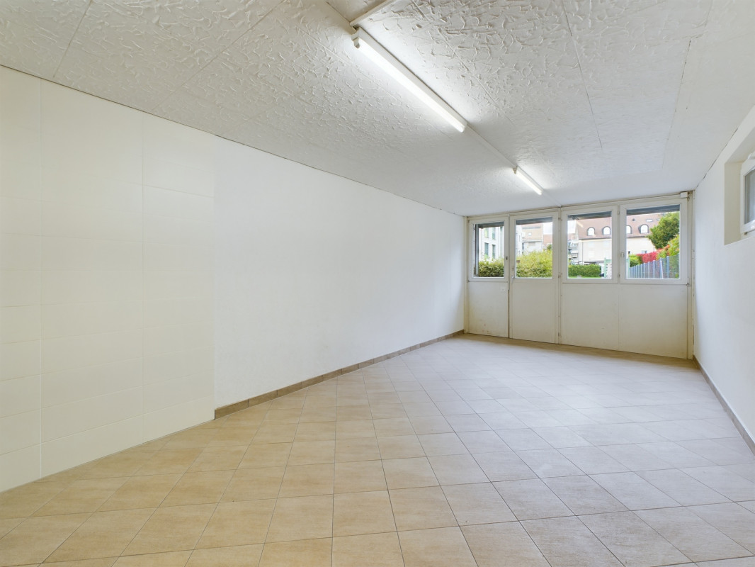 Arcade commerciale avec vitrines