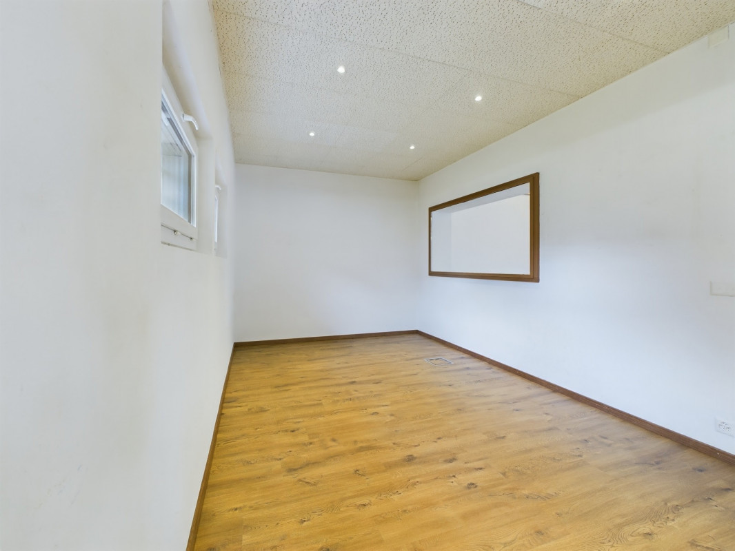 Arcade commerciale avec vitrines