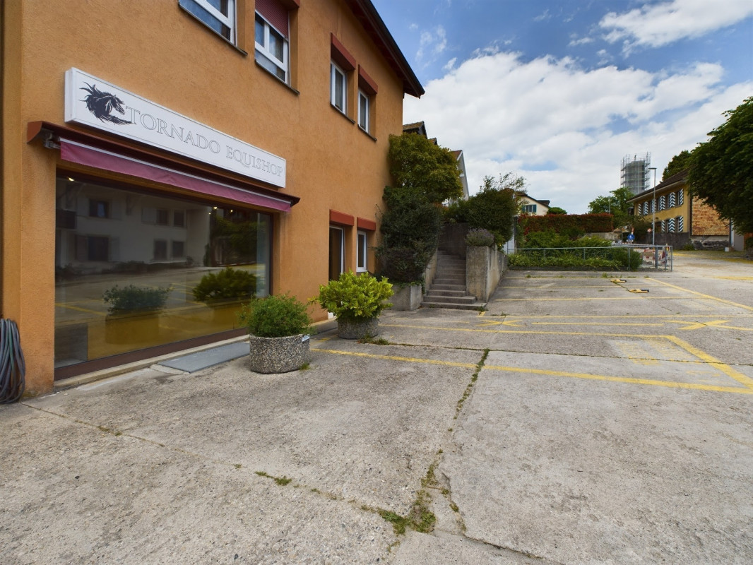 Arcade commerciale avec vitrines