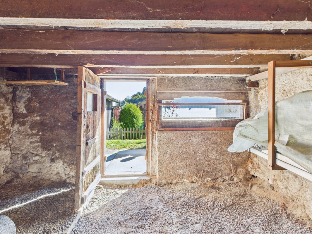 Chalet mitoyen à rénover - vue dégagée - environnement calme et verdoyant 
