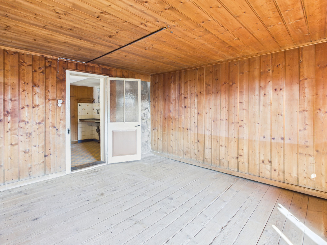 Chalet mitoyen à rénover - vue dégagée - environnement calme et verdoyant 