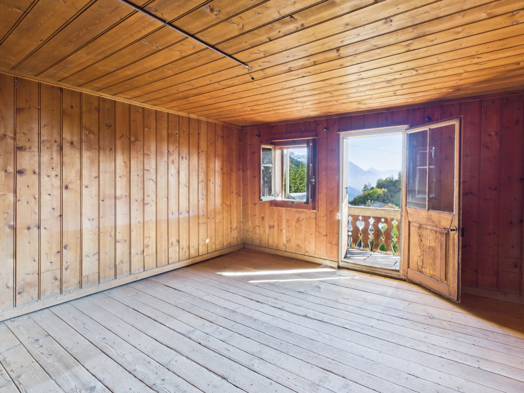 Chalet mitoyen à rénover - vue dégagée - environnement calme et verdoyant 