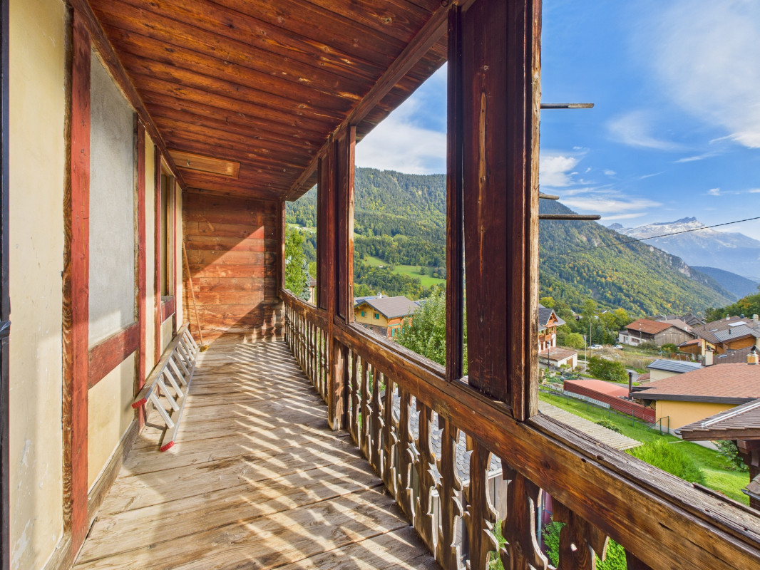 Chalet mitoyen à rénover - vue dégagée - environnement calme et verdoyant 