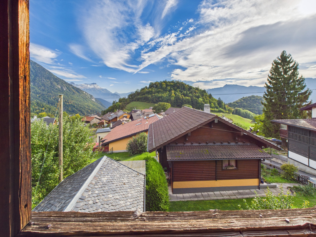 Chalet mitoyen à rénover - vue dégagée - environnement calme et verdoyant 